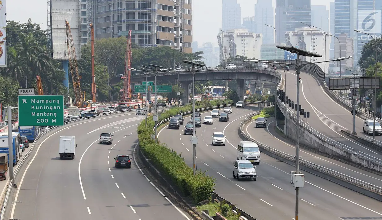 Kendaraan melintasi jalur tol dalam kota dan Jalan Gatot Soebroto di Jakarta, Selasa (1/5). Berdasarkan data kepolisian, sekitar 30 ribu buruh melakukan aksi May Day 2018 di Jakarta. (Liputan6.com/Immanuel Antonius)
