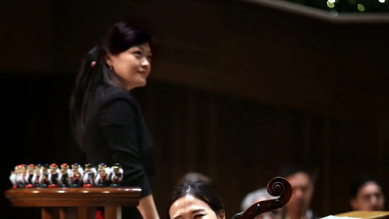 Potret Cantik Veronica Tan Bermain Cello di Hari Natal, Tampil Elegan Meski Tanpa Dress Mewah