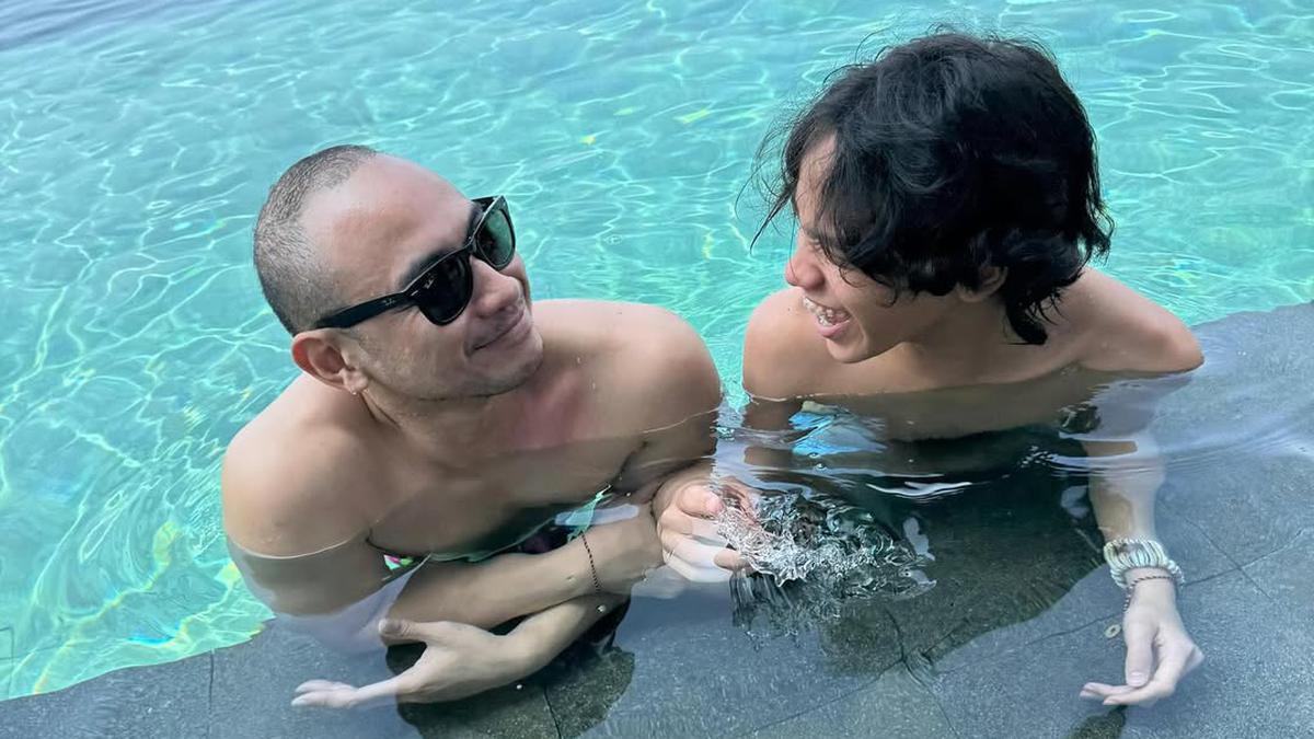7 Potret Kedekatan Noah Sinclair dengan Tiko Aryawardhana, Akrab di Berbagai Momen
