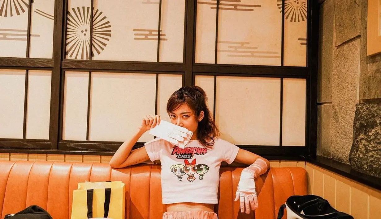 Gaya midriff Widi pakai kaus Power Puff Girls, simple dan chic. [IG@widikidiwdkdw]