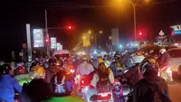 Ribuan kendaraan roda dua memadati jalur pantura Cirebon pada momen mudik lebaran 2024. Foto (Liputan6.com / Panji Prayitno)