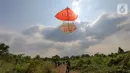 Sebuah layang-layang merah putih raksasa terbang diatas langit di kawasan Bambu Apus, Tangerang Selatan, Senin (17/8/2020). Layangan berukuran 10 X 9 meter yang ditarik menggunakan tambang diterbangkan dalam rangka memperingati HUT Ke-75 RI. (Liputan6.com/Fery Pradolo)