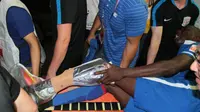 Mantan striker Chelsea, Demba Ba meringis menahan rasa sakit akibat patah kaki (Metro.co.uk)