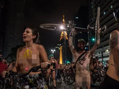 Sejumlah demonstran telanjang sambil mengendarai sepeda saat melakukan aksi di Sao Paulo, Brasil (10/3). Mereka melakukan hal ini sebagai bagian dari gerakan internasional World Naked Bike Ride (WNBR). (AFP/Nelson Almeida)