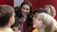 Kate Middleton&nbsp;berbicara dengan anak-anak dari sekolah dasar Globe di Bethnal Green saat ia mengunjungi Young V&amp;A di London, Inggris, 28 Juni 2023, untuk membukanya secara resmi setelah direnovasi dan diganti namanya dari V&amp;A Museum of Childhood. (Richard Pohle/POOL/AFP)
