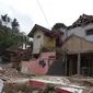 Kondisi rumah yang hancur akibat gempa Banten di Citalahab, Desa Melasari, Nanggung, Bogor, Rabu (24/1). Sebanyak 464 unit bangunan termasuk satu sekolah, satu masjid, dan dua mushola rusak parah akibat gempa. (Liputan6.com/Ahmad Sudarno)