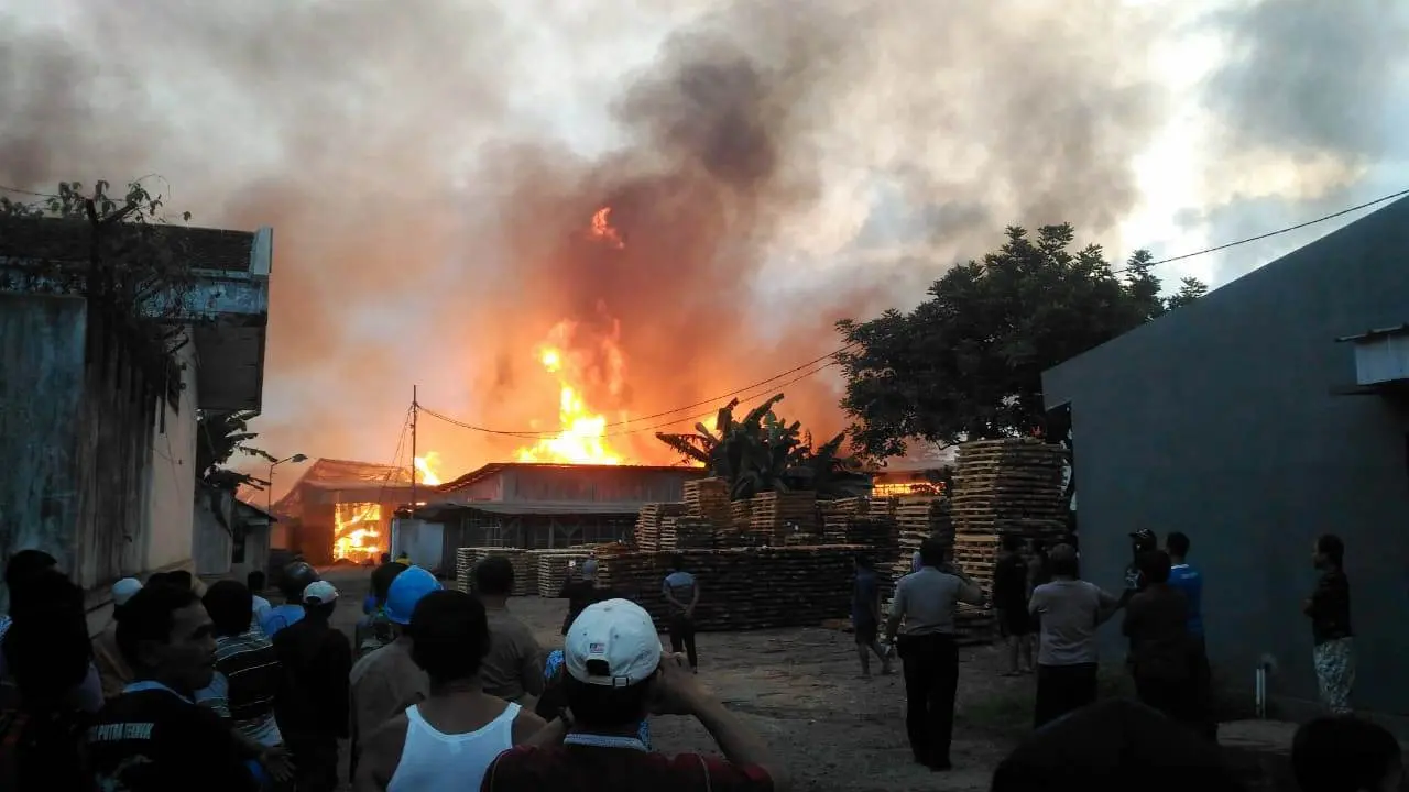Kebakaran pabrik kayu di Majenang, Cilacap. (Foto: Liputan6.com/Muhamad Ridlo)