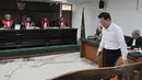 Direktur PT Soegih Interjaya, Willy Sebastian Liem tiba di ruang sidang PengadilanTipikor,  Jakarta, (18/5/2015). Willy didakwa menyuap Suroso Atmomartoyo saat menjabat Direktur Pengolahan PT Pertamina sebesar USD 190 ribu. (Liputan6.com/Herman Zakharia)