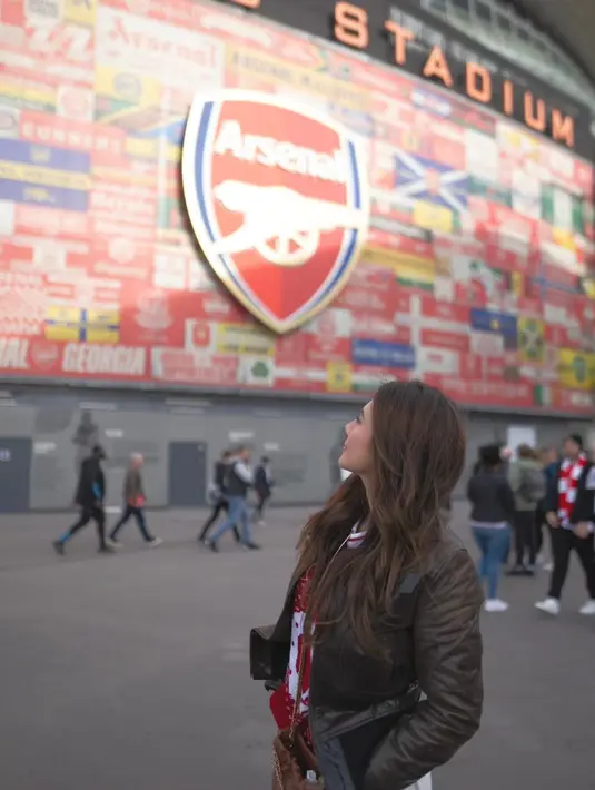 Melihat Wulan Guritno mendukung Arsenal, netizen penggemar klub sepak bola itu pun ikut senang. [Foto: Instagram/wulanguritno]