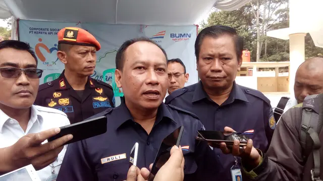 Direktur SDM dan Umum PT KAI R. Ruli Adi, selepas pemberian bantuan Corporate Social Responsibility (CSR) perusahaan, kepada ratusan warga Cibatu, Garut
