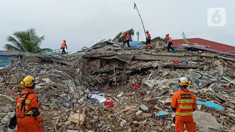 Anjing Pelacak Diterjunkan Cari Korban Gempa Mamuju  di Rumah Sakit Mitra Manakarra