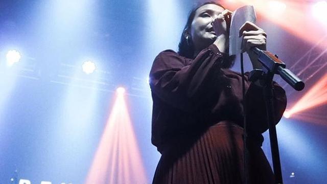 Sari, vokalis White Shoes and The Couple Company, jadi bintang tamu perayaan ulang tahun ke-25 Rumahsakit Band.