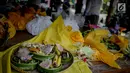 Berbagai macam sesajen untuk persiapan menyambut Hari Raya Nyepi 2019 pada Tahun Baru Saka dibuat di Pura Aditya Jaya, Rawamangun, Jakarta, Senin (4/3). (Liputan6.com/Faizal Fanani)