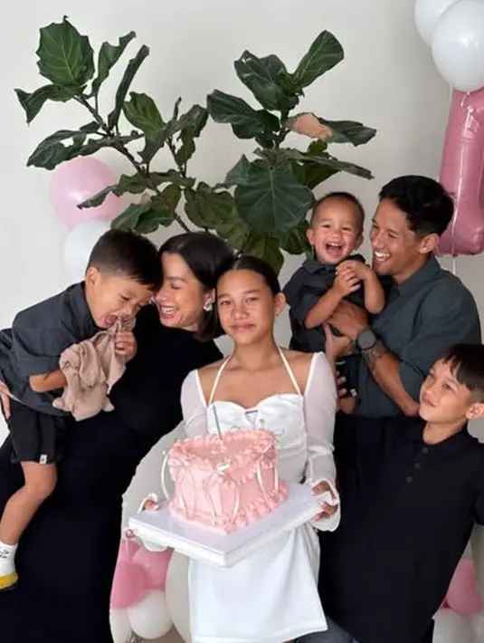 <p>Kiyomi mendapat kejutan ulang tahun dari orangtua dan adik-adiknya yang kompak mengenakan busana warna hitam. Terlihat dekorasi girly seperti balon pink dan putih. Kiyomi pun mendapatkan kue ulang tahun pink berpita berbentuk love. [@jenniferbachdim]</p>