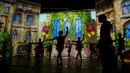 Siluet para balerina yang sedang berlatih untuk pertunjukan berjudul Swan Lake di Meksiko. (AP/Rebecca Blackwell)