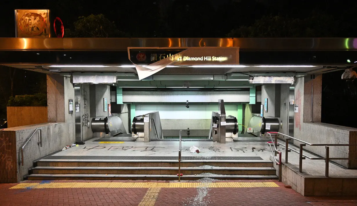Penampakan pintu masuk Stasiun Diamond Hill setelah dirusak sejumlah demonstran bertopeng di Distrik Kowloon Hong Kong, Senin (7/10/2019). Eskalasi kerusuhan di Hong Kong semakin membesar setelah pemerintah mengeluarkan larangan demonstrasi menggunakan masker atau UU Antitopeng. (Philip FONG/AFP)