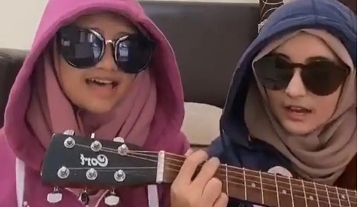 Potret kekompakan Arafah Rianti dan sang adik, sering mendaki gunung bareng. (Sumber: Instagram/@arafahrianti)