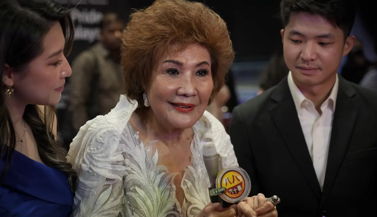Janet Yeoh, ibu dari Michelle Yeoh, berbicara kepada awak media selama acara tayangan langsung Academy Awards ke-95 di Los Angeles, di sebuah bioskop di Kuala Lumpur, Malaysia, Senin (13/3/2023). Michelle Yeoh yang punya kewarganegaraan Malaysia juga menjadikannya sebagai aktris Asia Tenggara pertama yang meraih penghargaan tersebut. (AP Photo/Vincent Thian)