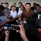 Gubernur DKI Jakarta Basuki T Purnama memberi keterangan pers usai menjalani pemeriksaan di Bareskrim Polri, Jakarta, Senin (24/10). Kedatangan Ahok untuk mengklarifikasi kasus dugaan penistaan agama yang dituduhkan padanya. (Liputan6.com/Johan Tallo)