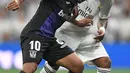 Bek Real Madrid, Marcelo, berebut bola dengan pemain depan Leganes, Nabil El Zhar pada laga leg pertama babak 16 besar Copa del Rey di Santiago Bernabeu, Rabu (9/1). Real Madrid sukses mengandaskan Leganes dengan skor 3-0. (GABRIEL BOUYS / AFP)