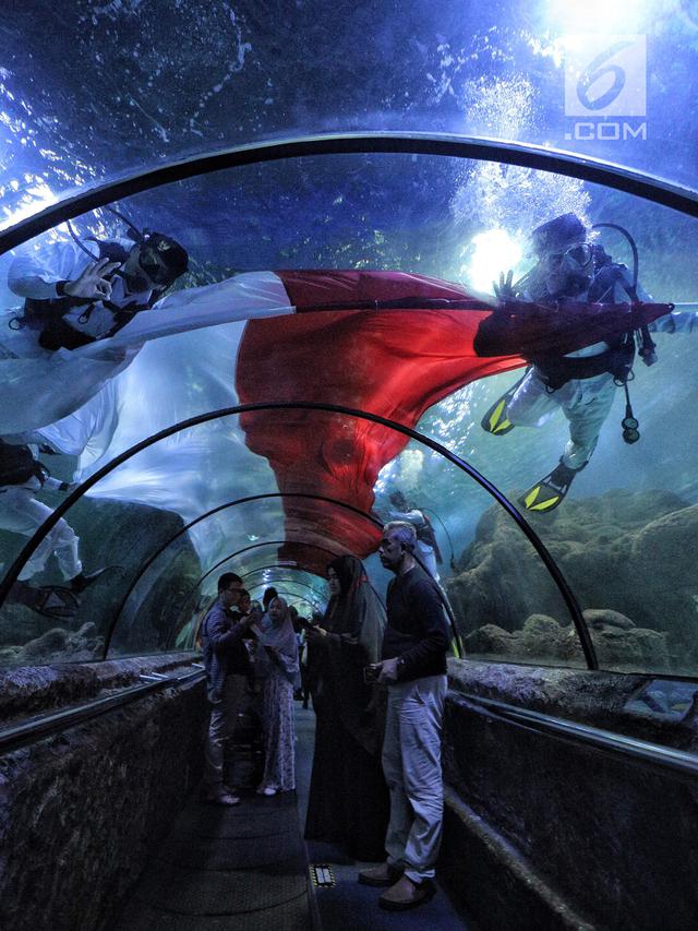 Pengibaran Bendera Merah Putih di Dalam Air