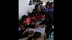 Sejumlah petugas saat mencatat di posko Crisis Center di Terminal II Bandara Juanda terkait pencarian pesawat AirAsia QZ8501, Surabaya, Jawa Timur, Senin (29/12/2014). (Liputan6.com/Johan Tallo)