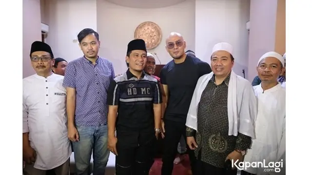 7 Potret Deddy Corbuzier Saat Menjalankan Salat Jumat Pertamanya