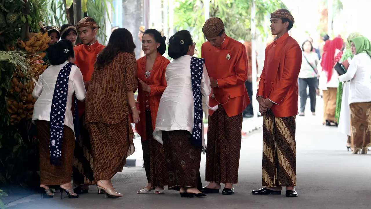 Jokowi Salami Tamu yang Pulang