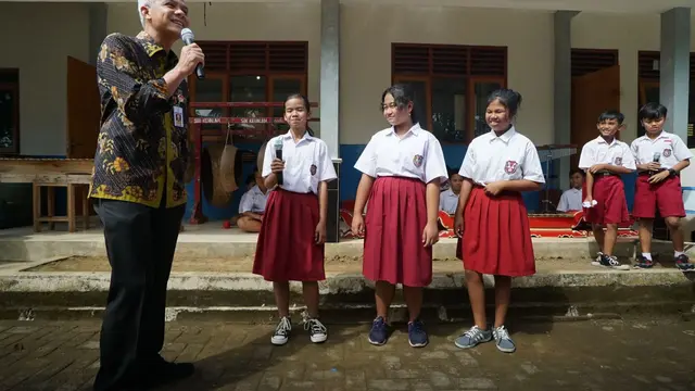 Gubernur Jawa Tengah Ganjar Pranowo, mendapat hadiah dari siswa-siswi di SD Kanisius Kenalan yang berlokasi di Desa Kenalan, Kecamatan Borobudur, Kabupaten Magelang, Senin (8/5/2023)