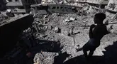 Seorang pria Palestina memeriksa kerusakan setelah serangan Israel di kamp Al-Bureij, Jalur Gaza Tengah pada 4 Juli 2025. (Eyad BABA/AFP)