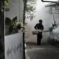 Petugas melakukan pengasapan atau fogging untuk membasmi nyamuk demam berdarah dengue (DBD) di perumahan warga di Jakarta, Sabtu (11/4/2020). Fogging dilakukan sebagai langkah pengendalian vektor nyamuk DBD. (Liputan6.com/JohanTallo)