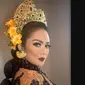 Krisdayanti ternyata merias wajahnya sendiri saat tampil di Los Angeles. (dok. Instagram @ani2medy/https://www.instagram.com/p/B148wo9n0Hg/Dinny Mutiah)