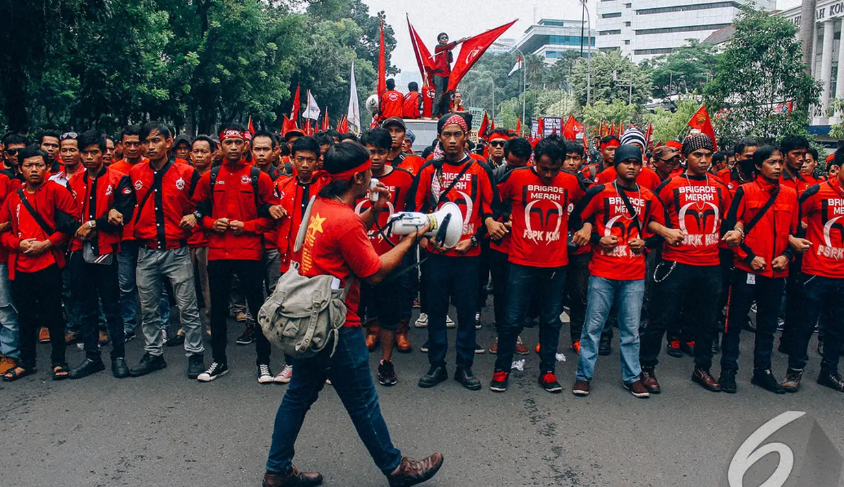 Ratusan orang membentuk barisan saat melakukan aksi menolak kenaikan harga BBM di depan Istana Merdeka, Jakarta, Selasa (11/11/2014)(Liputan6.com/Faizal Fanani)