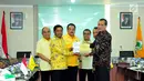 Deputi Pencegahan KPK Pahala Nainggolan memberikan buku kepada Sekjen Partai Golkar Idrus Marham usai menggelar pertemuan di DPP Partai Golkar, Jakarta, Senin (18/9). Pertemuan itu membahas mengenai integritas partai politik. (Liputan6.com/Helmi Afandi)