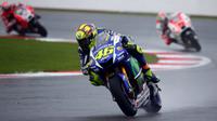 Valentino Rossi unggul jauh dari pesaing terdekatnya, Danilo Petrucci dan Andrea Dovizioso di Sirkuit Silverstone, Inggris. Minggu (30/8/2015). (EPA/Tim Keeton)