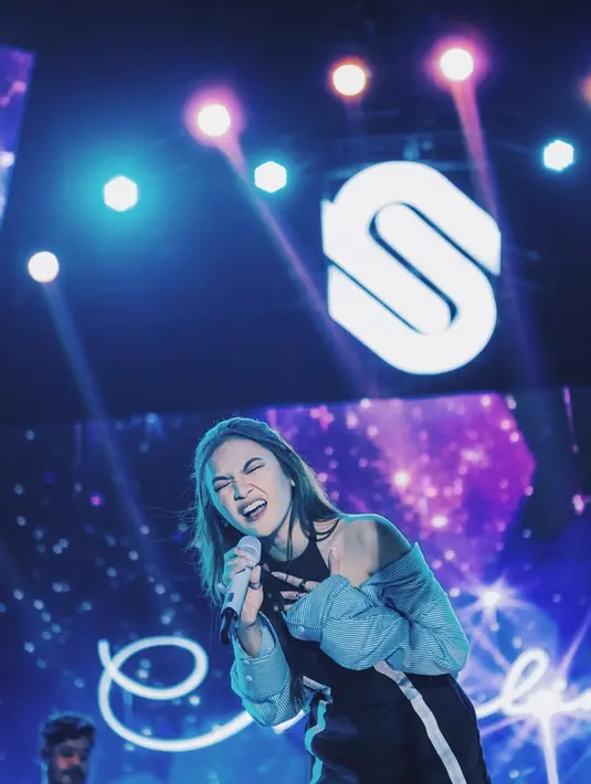 Pacar Rizky Febian ini sangat menghayati lagu yang dibawakannya saat konser. Totalitas Mahalini Raharja saat bernyanyi di atas panggung membuat penonton ikut merasakan makna lirik lagu. Momen-momen Mahalini bernyanyi penuh penghayatan ini membuat konser terasa kian bergelora. (Liputan6.com/IG/@mahaliniraharja)