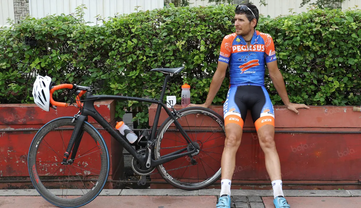 Pebalap dari Tim Pegasus, Tria Lars terpaksa keluar dari lintasan karena terkena masalah dengan ban sepedanya saat ajang balap Tour de Jakarta di Jakarta, Sabtu (30/7/2016). (Bola.com/Nicklas Hanoatubun)