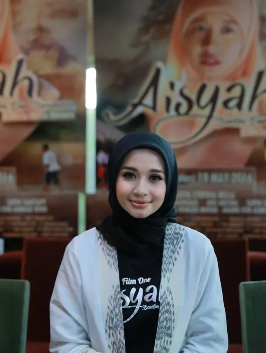 Ada yang tak biasa Laudya Cynthia Bella saat hadir dalam gala premiere film 'Aisyah Biarkan Kami Bersaudara'. Bella yang datang bersama Afifuddin Kalla dikawal oleh anggota TNI. (Adrian Putra/Bintang.com)
