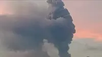 Gunung Dukono kembali erupsi, Senin (20/11/2023), pukul 05.59 WIT, dengan melontarkan abu vulkanik setinggi 2.300 meter dari atas puncak gunung. (Liputan6.com/ Dok PVMBG)