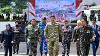 Gubernur Sumatera Utara (Sumut) Muhammad Bobby Afif Nasution bersama Ketua DPRD Sumut Erni Ariyanti Sitorus, Kapolda Sumut Irjen Pol Whisnu Hermawan Februanto, Kajati Sumut Harli Siregar, serta unsur Forkopimda lainnya menghadiri Upacara HUT ke-80 TNI di Kawasan Lapangan Merdeka Medan, Minggu (05/10/2025). Upacara dipimpin oleh Inspektur Upacara Kasdam I/BB Brigjen TNI Deki Santoso Pattinaya.