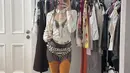 Ia juga memakai blus tipis yang memperlihatkan bra hitamnya, dipadukan dengan sheer pants atau celana terawang yang memperlihatkan underwear, serta stoking orange dan garter.  [@jennierubyjane].