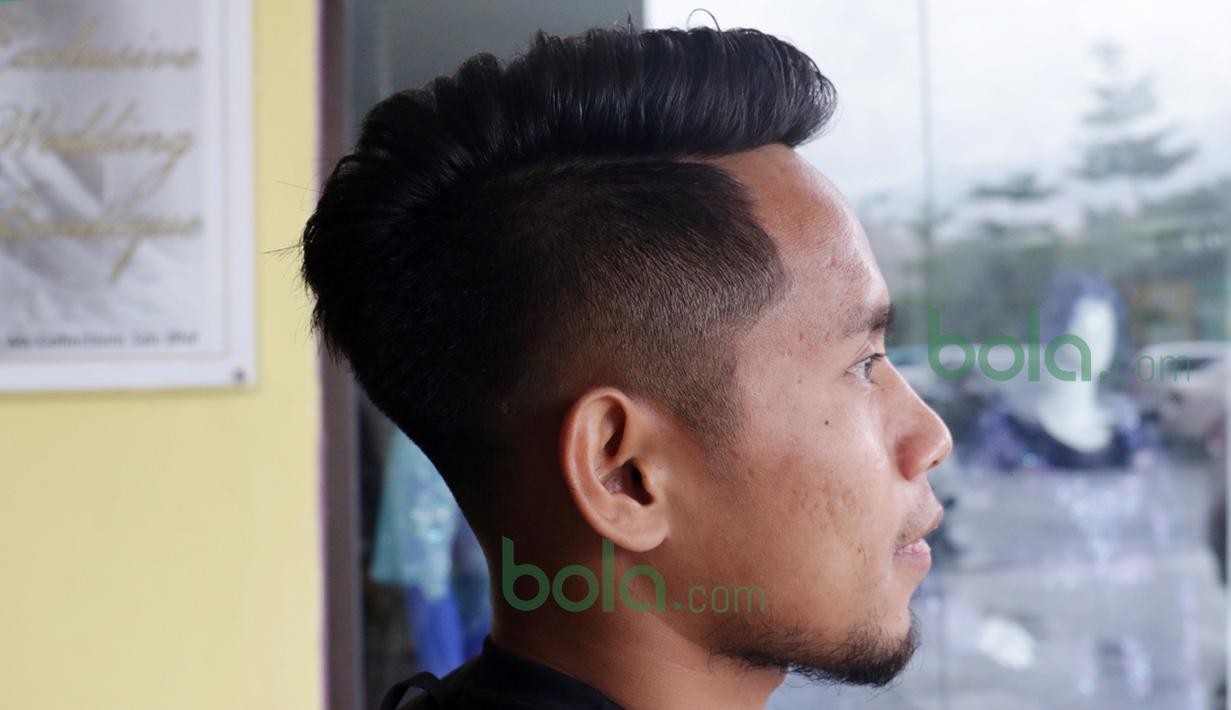 Andik Vermansah memangkas rambutnya jelang bertandang ke markas Penang FA. (Bola.com/Nicklas Hanoatubun)