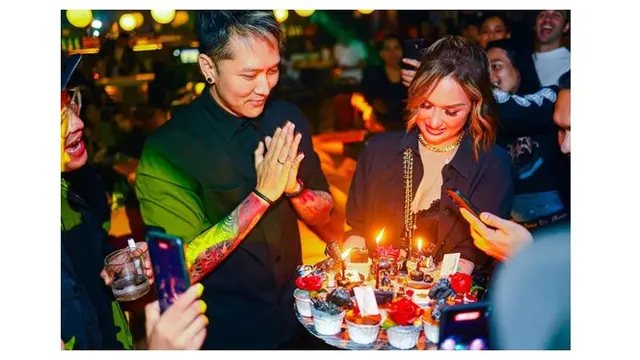 8 Tahun Menikah, Ini 8 Potret Sara Wijayanto dan Demian Aditya yang Selalu Mesra