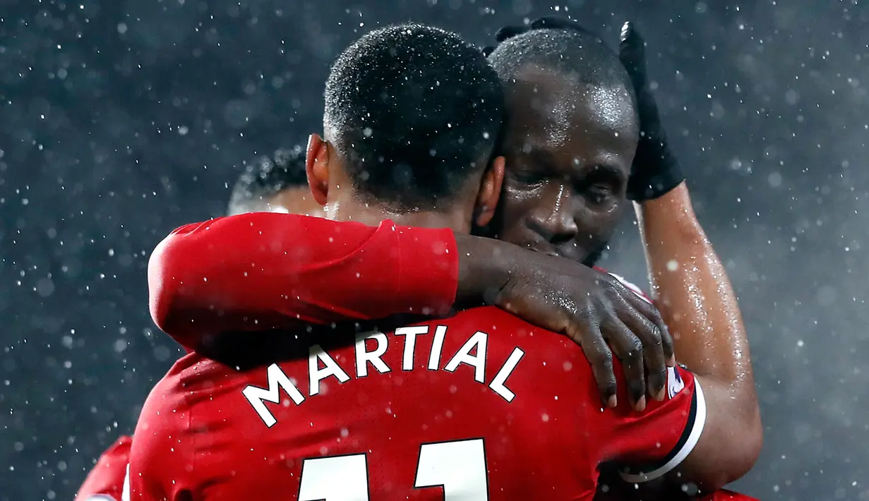 Pemain Manchester United, Anthony Martial merayakan gol rekannya, Romelu Lukaku ke gawang AFC Bournemouth pada lanjutan laga Premier League di Old Trafford, Rabu (13/12). Lukaku menjadi penentu kemenangan dengan skor 1-0 itu. (Martin Rickett/PA via AP)