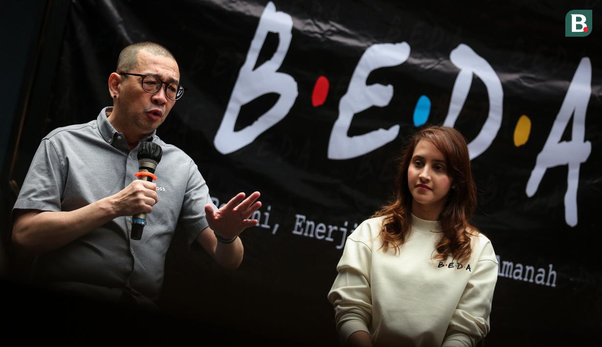 <p>Justinus Lhaksana atau Coach Justin (kiri) memberikan keterangan saat deklarasi dukungan B.E.D.A kepada pencalonan Erick Thohir sebagai Ketua Umum PSSI yang berlangsung di GIOI Menteng, Jakarta, Rabu (18/1/2023). (Bola.com/Bagaskara Lazuardi)</p>