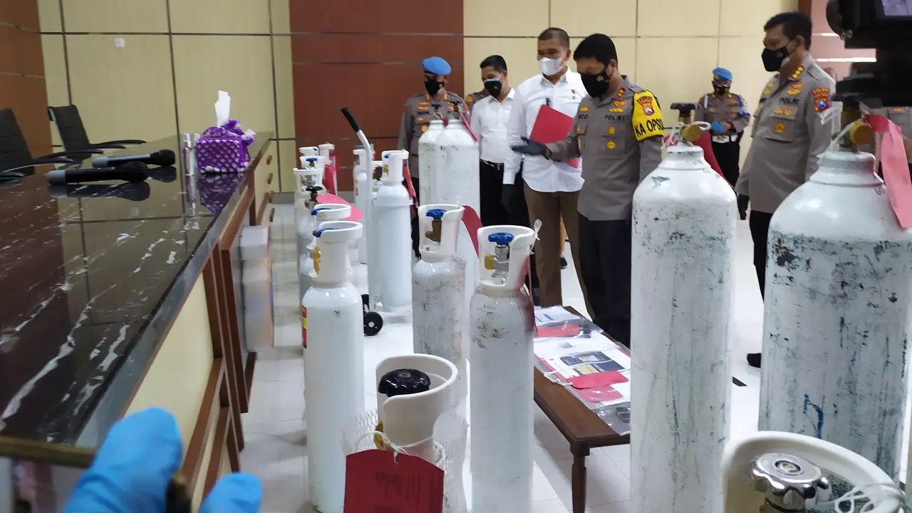Polda Jatim tangkap kakak adik di Sidoarjo jual oksiben kelewat mahal (Dian Kurniawan/Liputan6.com)