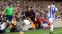 Luis Suarez dijatuhkan pemain Real Sociedad, Inigo Martinez, dalam lanjutan La Liga Spanyol di Stadion Camp Nou, Barcelona, Sabtu (28/11/2015). (AFP/Lluis Gene)