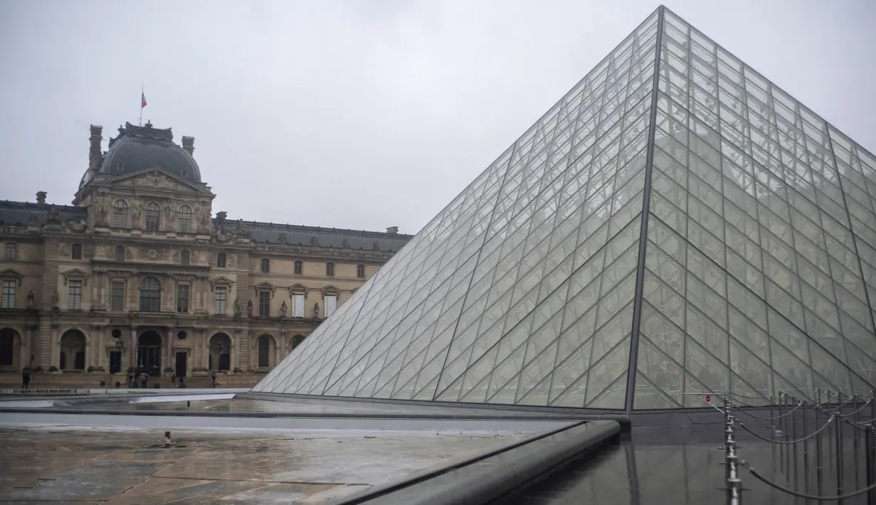 Pemandangan museum Louvre, di Paris, Prancis pada Minggu (1/3/2020). Louvre, museum yang paling banyak dikunjungi di dunia, ditutup sementara untuk pengunjung setelah para staf menolak bekerja di tengah kekhawatiran terjangkit virus corona tipe baru, Covid-19. (AP/Rafael Yaghobzadeh)