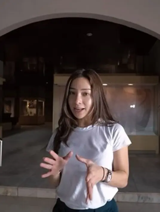 Nikita Willy pun mengaku senang bisa belajar banyak tentang adat dan tradisi Lampung. Pemain sinetron Cinta Nikita itu lantas penasaran dengan kuliner-kuliner Lampung yang selama ini tak banyak diekspos. (Liputan6.com/YouTube/@Nikita Willy Official)