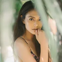 Bagi aktris cantik yang satu ini, terpenting adalah produk makeup tersebut cocok untuk kulit setiap perempuan yang memakainya. Bukan dilihat dari harga yang mahal atau murah. (Instagram/aurelie)